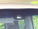 【スマートアシスト】走行中に前方の車両等を認識し、衝突しそうな時は警報とブレーキで衝突回避と被害軽減をアシスト。より安全にドライブをお楽しみいただけます。