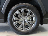 純正のアルミホイール装着車です。タイヤサイズは225/60R18です。