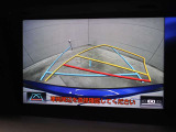 車庫入れや縦列駐車などの際に、後退操作の参考になるガイドラインをモニター画面に表示します。