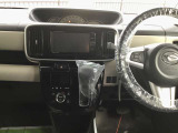 視野移動が少なく、運転に必要な機能をまとめ使いやすさのある運転席まわりです。