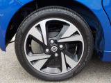 足元を引き締める純正アルミホイ-ル付きです。タイヤサイズは、165/55R15です。