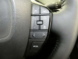 ステアリングスイッチでクルーズコントロール機能の操作ができます。長距離の高速走行時の疲労軽減や燃費に役立ちます。