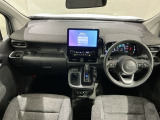 使いやすいレイアウトのダッシュボード周辺です。オートエアコンや小物入れなど嬉しい装備が満載です。