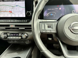 ハンドル周りには車両状態の確認やナビ操作が可能なステアリングスイッチを完備♪ハンドルの高さ調節も可能です!
