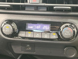 【オートエアコン】一度お好みの温度に設定すれば、車内の温度を検知し風量や温度を自動で調整。暑い&hellip;寒い&hellip;と何度もスイッチ操作をする必要はありません。快適な車内空間には必須の機能ですね♪
