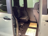 シートをはね上げれば、高さのある荷物も積めます。