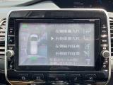 駐車枠を指定するだけで、セレナが自動でハンドル操作を行い、枠の中への駐車をサポートします。車庫入れにも縦列駐車にも対応。