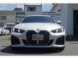 BMWの代名詞の【キドニーグリル】グリルが腎臓のように見えるので【キドニー】と呼ばれるようになりました。一目見ただけでBMWであると認識できる確固たるアイコンとして存在感を放ちます。