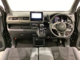 車内は光触媒抗菌消臭施工済です。インパネ周りはスタイリッシュなデザインで機能や装備も充実しています。グローブボックスやカップホルダーのほかにトレーなどたくさんの収納スペースが付いています。