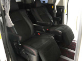 【特別仕様車限定】ハーフレザーシート!本革&ブラック人工皮革とアルカンターラシートがミックスされたハーフレザーシートです。おしゃれな色の組み合わせで高級感のある車内空間が広がっております。
