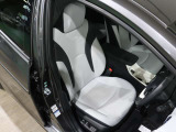 程よい硬さとホールド性が高いシートで長時間運転も快適です。