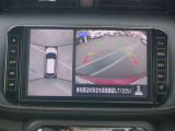 【インテリジェントアラウンドビュ-モニタ-】駐車中のクルマを、上空から見下ろしているかのような映像にして表示します。ひと目で周囲の状況がわかるため、スムースに駐車できます。
