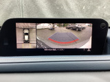 狭い場所での駐車やすれ違いなどでより的確な運転操作に役立つ360&deg;ビューモニターが装備されています。