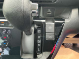 電動パーキングブレーキは、従来の足踏み式に比べ、しっかりと車をホールドしてくれるので安心です。女性の方には特に安心いただける装備です