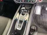 シンプルでとても使いやすいフロアシフトに、パーキングブレーキは電子制御パーキングブレーキです。