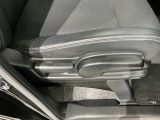 シートハイトアジャスターが付いているので運転姿勢を調整するのに便利ですね。身長に合ったシートポジションは安全運転や疲労軽減にもつながります。