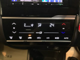 【オートエアコン】ボタン一つで理想の空間へ。季節を問わず、乗る人全員が心地よく過ごせる温度を自動で作り出します。いつでも安定した快適さを提供してくれる、ドライブの強い味方です。