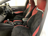高いホールド性で運転姿勢が安定します。長距離ドライブでも疲れにくいのが魅力です。快適なドライビングライフをお送りください♪