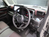 運転席のドアを開け、乗り込む際のイメージです。足元には純正フロアマットも敷かれています。