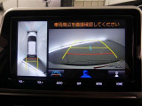 パノラミックビューモニターを装備。クルマを真上から見るように周囲を確認できます。