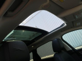 【電動パノラミックルーフ】車内に気持ちいい自然光が差し込み、頭上に広がる風景をお楽しみいただけます。快適な車内温度を維持し日差しから乗員とインテリアを守るダークカラーのガラス。電動ブラインド付き!