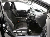高いホールド性で運転姿勢が安定します。長距離ドライブでも疲れにくいのが魅力です。快適なドライビングライフをお送りください♪