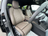 【コックピットシート】BMW車の主役席。車体中央にくる様に配置し車両重心とが一致する事でドライバーと車との一体感あるドライビングを実現。人間工学に基づき形成した形状が長時間のドライブ疲労も軽減します!