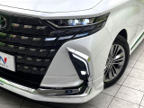 【LEDヘッドライト】悪天候や夜間走行時も良好な視界を確保し安心して運転できる高輝度LEDヘッドライトを装備!点灯速度が早く、消費電力も抑えられています。