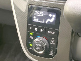 【オートエアコン】一度お好みの温度に設定すれば、車内の温度を検知し風量や温度を自動で調整。暑い&hellip;寒い&hellip;と何度もスイッチ操作をする必要はありません。快適な車内空間には必須の機能ですね♪