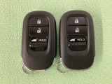 スマートキーを装備しています。鍵を差し込むことなくドアロックの開け閉めと、スタートボタン操作でのエンジンスタートができます。ボタン操作でトランクが開けられる電動テールゲートのボタンもついています。