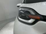 LEDヘッドライトは、点灯の瞬間から最大光量を発揮し、突然暗くなるトンネルなどでの安定感を高めます。