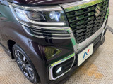 【LEDヘッドライト】悪天候や夜間走行時も良好な視界を確保し安心して運転できる高輝度LEDヘッドライトを装備!点灯速度が早く、消費電力も抑えられています。