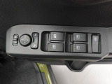 パワーウィンドウのスイッチです。 運転席に居ながら助手席の窓を開け閉めできるので便利ですよ。 ロック機能も付いてるので子供がイタズラして窓を開けるという事もできなくできますよ。