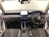 車内は光触媒抗菌消臭施工済です。スタイリッシュなデザインでスポーティなインパネ周りを演出します。グローブボックスやカップホルダーのほかにトレーなどたくさんの収納スペースが付いています。