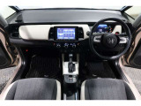 ドライバーを包み込むように、ディスプレーやスイッチ、コンソールを配置。座った瞬間から運転への期待が!空間そのものの心地よさにこだわっています。