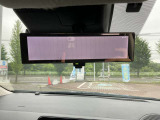 【インテリジェント ルームミラー】後方のカメラ映像をミラー面に映し出して。クリアな後方視界を確保します。