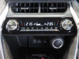 左右独立温度コントロールフルオートエアコンです。運転席、助手席それぞれで独立して温度設定ができます。冷え性の方が乗っても安心ですね♪