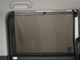セカンドシートの窓ガラスには日よけのシェードを装備しています。強い日差しのカットに、プライバシー対策としても重宝します。