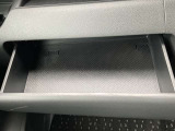 ダッシュボード助手席側上部にインストアッパーボックスがあり、収納に便利です。