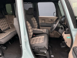 フロントシートです!!ベンチシートなので座席の移動もスムーズに出来ます!!足元も広く運転も楽ですよ!!