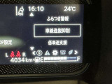 レーンディパーチャーアラートとは車線または走路からの逸脱の可能性を警告すると共に、車線または走路からの逸脱を避けるためのハンドル操作の一部を支援する機能です。詳細は販売店スタッフまでおたずねください。