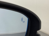 ブラインドスポットモニターを装備。自車の車速20km/h以上で前進しているとき、隣接する車線後方に他の車両が走行していることを知らせ、運転者の車線変更などの操作の際の負担を軽減するシステムです。