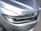 シャープなデザインの明るくて長寿命のLEDヘッドライト採用