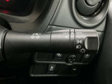 【オートライト】車のセンサーが周囲の明るさを感知し、自動でヘッドライトを点灯・消灯する機能です。この機能は夕暮れ時の交通事故が多い時間帯の安全性を高めてくれます。