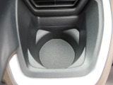 カップホルダーは運転席や助手席からちょうど手の届く位置です!!