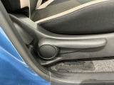 シートハイトアジャスターが付いているので運転姿勢を調整するのに便利ですね。身長に合ったシートポジションは安全運転や疲労軽減にもつながります。