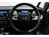 運転中もハンドルでの操作が可能です。特に高速道路等の目が離せない運転時には、便利さだけでなく、安全性も兼ね備えております。