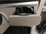 カップホルダーは運転席や助手席からちょうど手の届く位置です!!