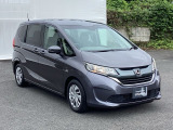 狭い駐車場でも、スライドドアならチャイルドシートへのお子さまの乗降や荷物の積載もスムーズ。とても便利な【両側電動スライドドア】ドアハンドを少し引くだけでリアドアが自動開閉します。