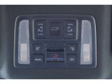 電動スライドドアのスイッチです。車内からもスイッチひとつでラクにドアの開閉できますよ♪パワーバックドアも付いてます♪